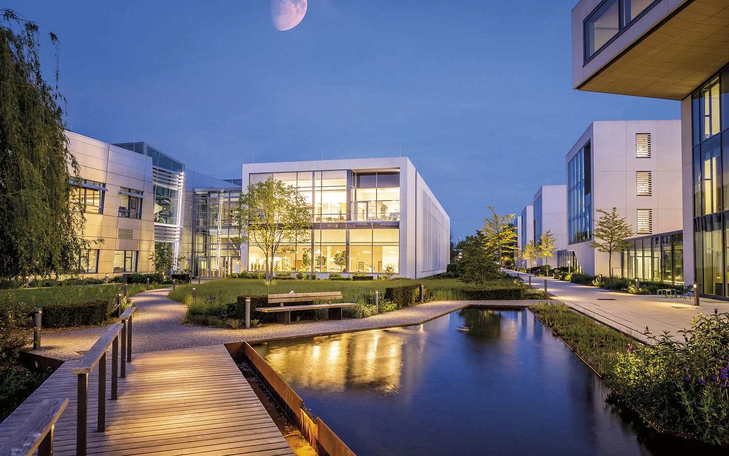 E-CHECK - Blick auf einige beleuchtete Gebäude am Abend · Winter Elektro
